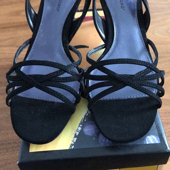 NIB Black velvet heels size 8 - Picture 2 of 8